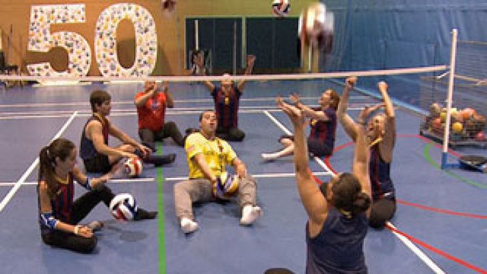 Un partido de vóley ¡sentados!