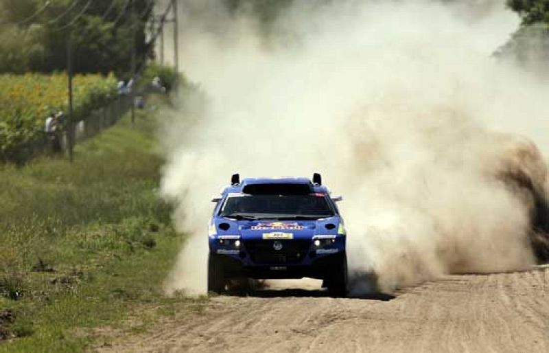 La segunda jornada del raid Dakar ha pintado bien para los españoles. Aunque ha perdido tiempo con respecto al segundo, Marc Coma sigue mandando en la general de motos. En coches, Carlos Sainz se ha alzado a la primera plaza.