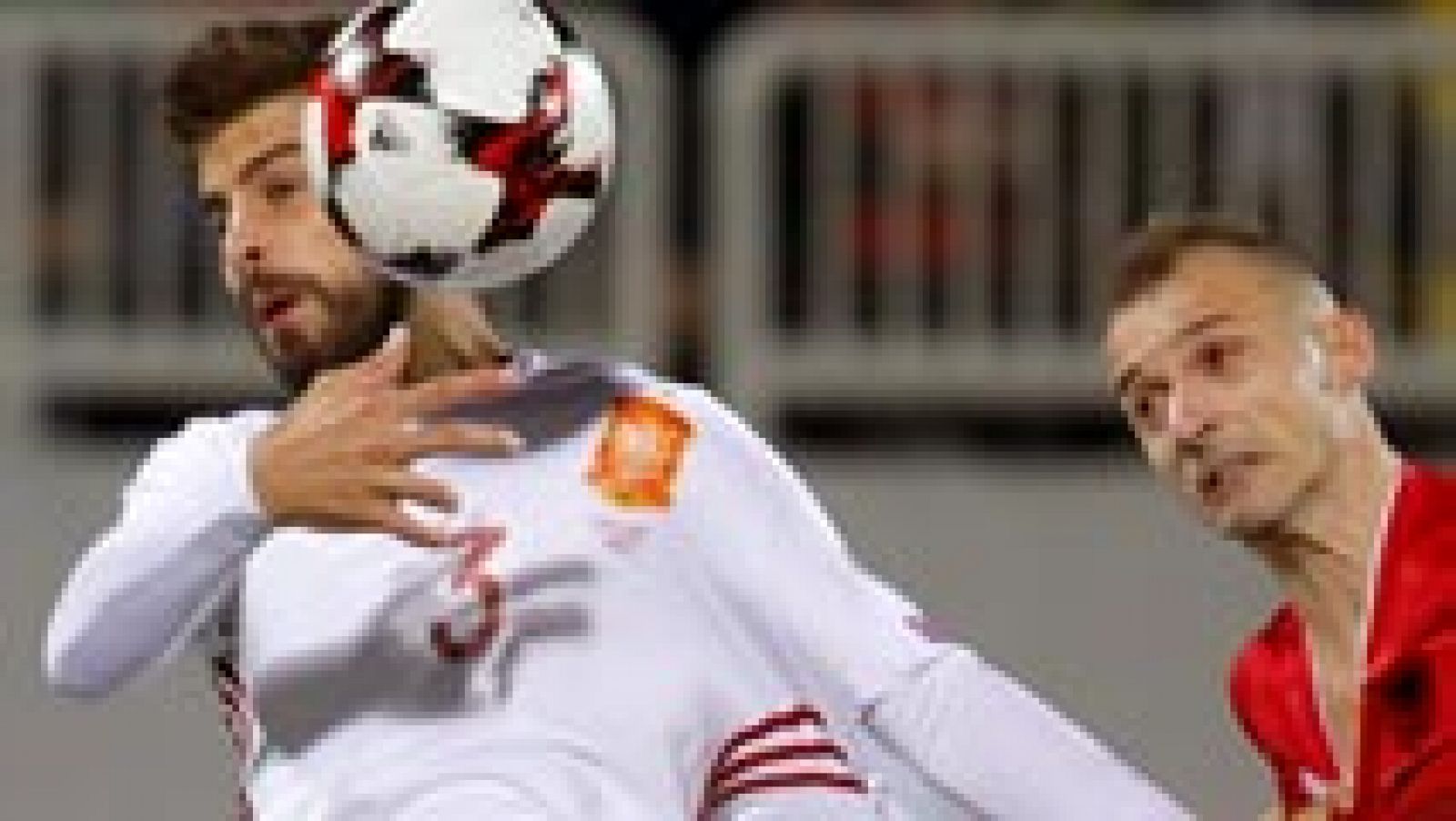 Piqué no se recortó la bandera española de su camiseta | Ver