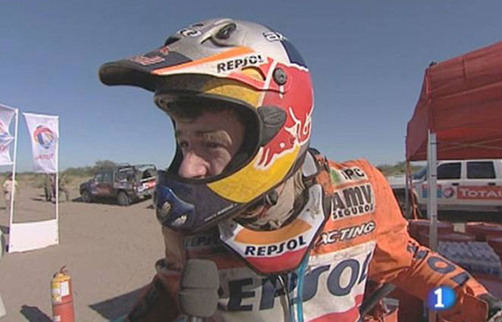 Carlos Sainz y Marc Coma siguen líderes en sus respectivas categorías en el Dakar. Coma ha tenido mucha suerta, depués de que su moto perdiese mucho aceite y un espectador anónimo le facilitase una garrafa con la que pudo terminar la etapa