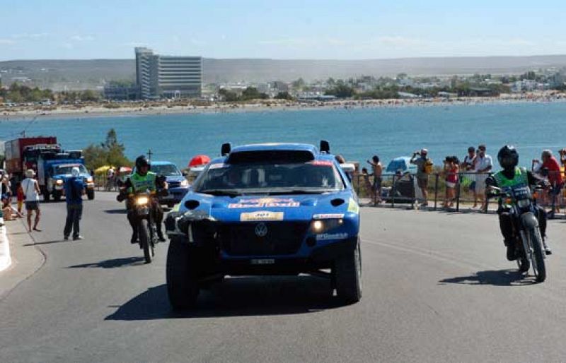 Resumen extendido de la segunda etapa del Dakar 2009, que ha discurrido entre las ciudades argentinas de Santa Rosa de la Pampa y Puerto Madryn.