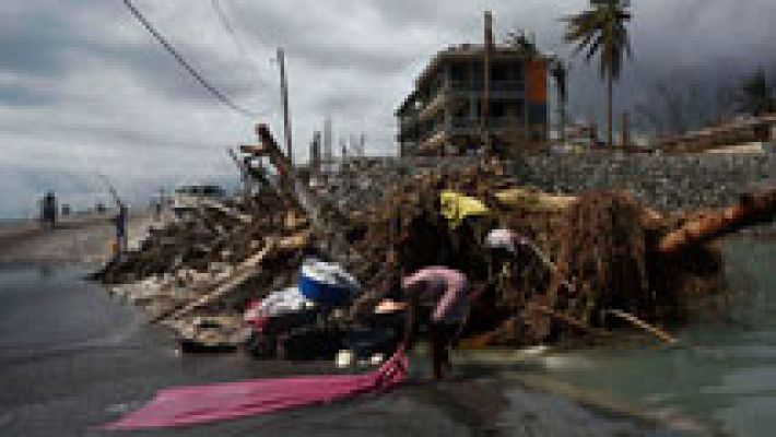 Telediario 1 - La ayuda humanitaria llega con cuentagotas a Haití, devastada por el huracán Matthew