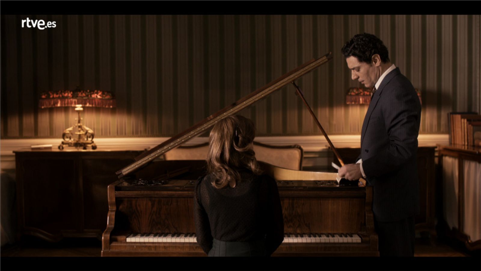 La sonata del silencio -  Marta demuestra su talento al piano