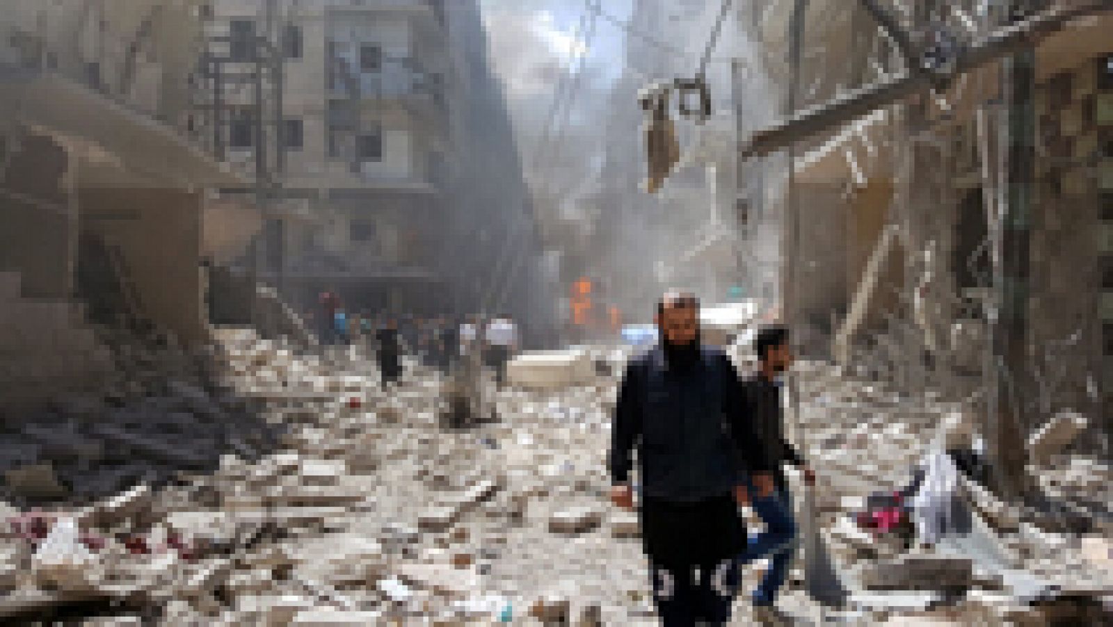 Telediario 1: Los bombardeos constantes sobre Alepo, sitiada por el ejército de Asad, han convertido a la ciudad siria en una inmensa ruina | RTVE Play