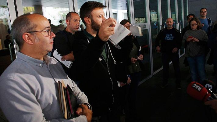 Informativo 24h - Los concejales de Badalona desobedecen el auto del juez