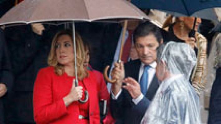 Telediario 1 - Los líderes políticos se encuentran en el desfile de la Fiesta Nacional días antes de decidirse si Rajoy es investido