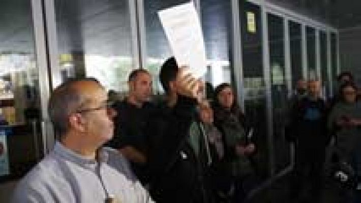 Telediario 1 - Los concejales de Badalona desobedecen el auto del juez y abren el ayuntamiento en la Fiesta Nacional