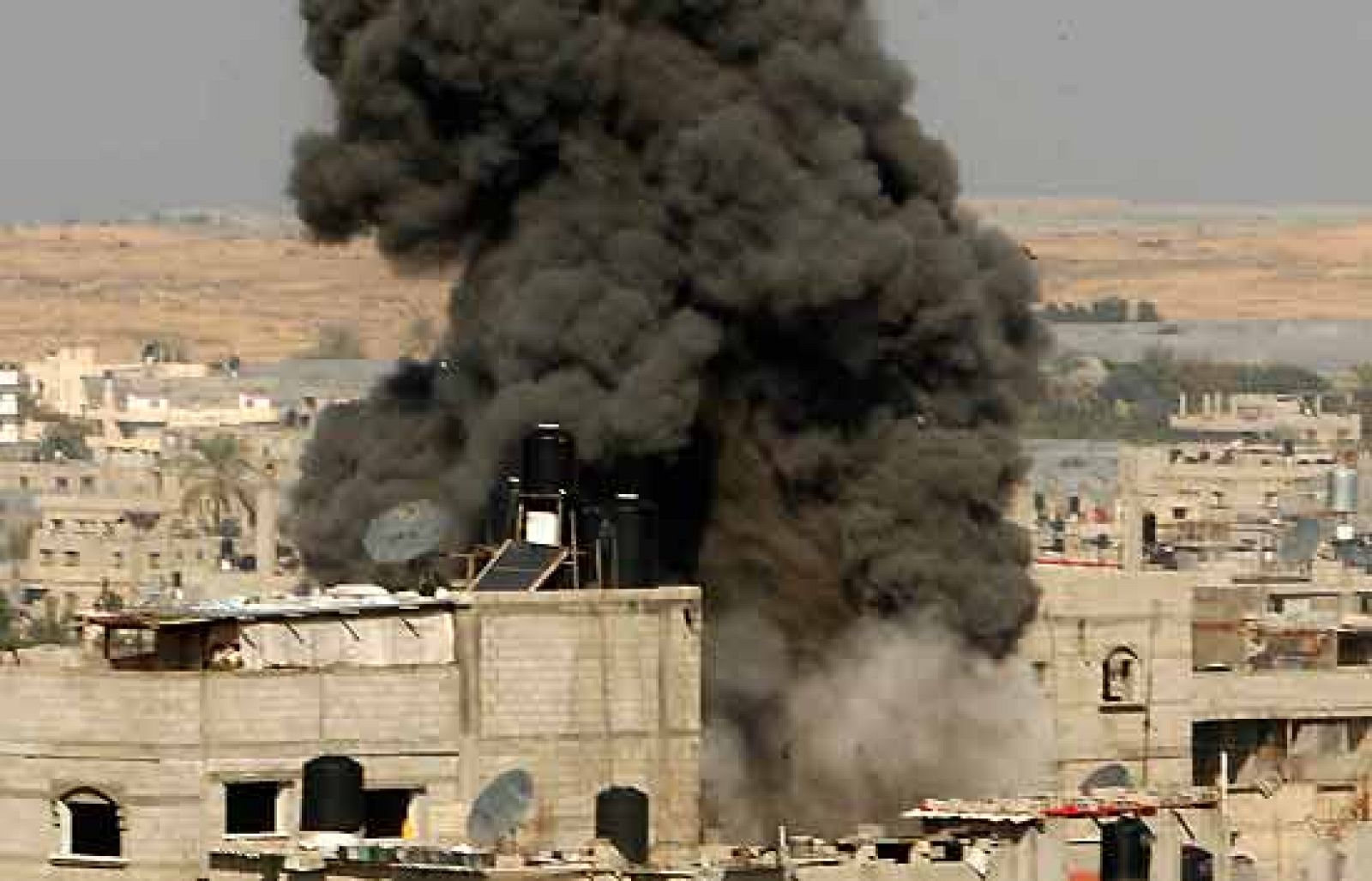 Durante la ofensiva israelí que empezó hace 10 días. Y entre ellas hay 13 niños. Las tropas israelíes han cortado en tres la franja. La capital está ahora rodeada por los tanques. Israel ha repetido que seguirá adelante con la ofensiva y Hamás, que resistirá y seguirá lanzando cohetes.