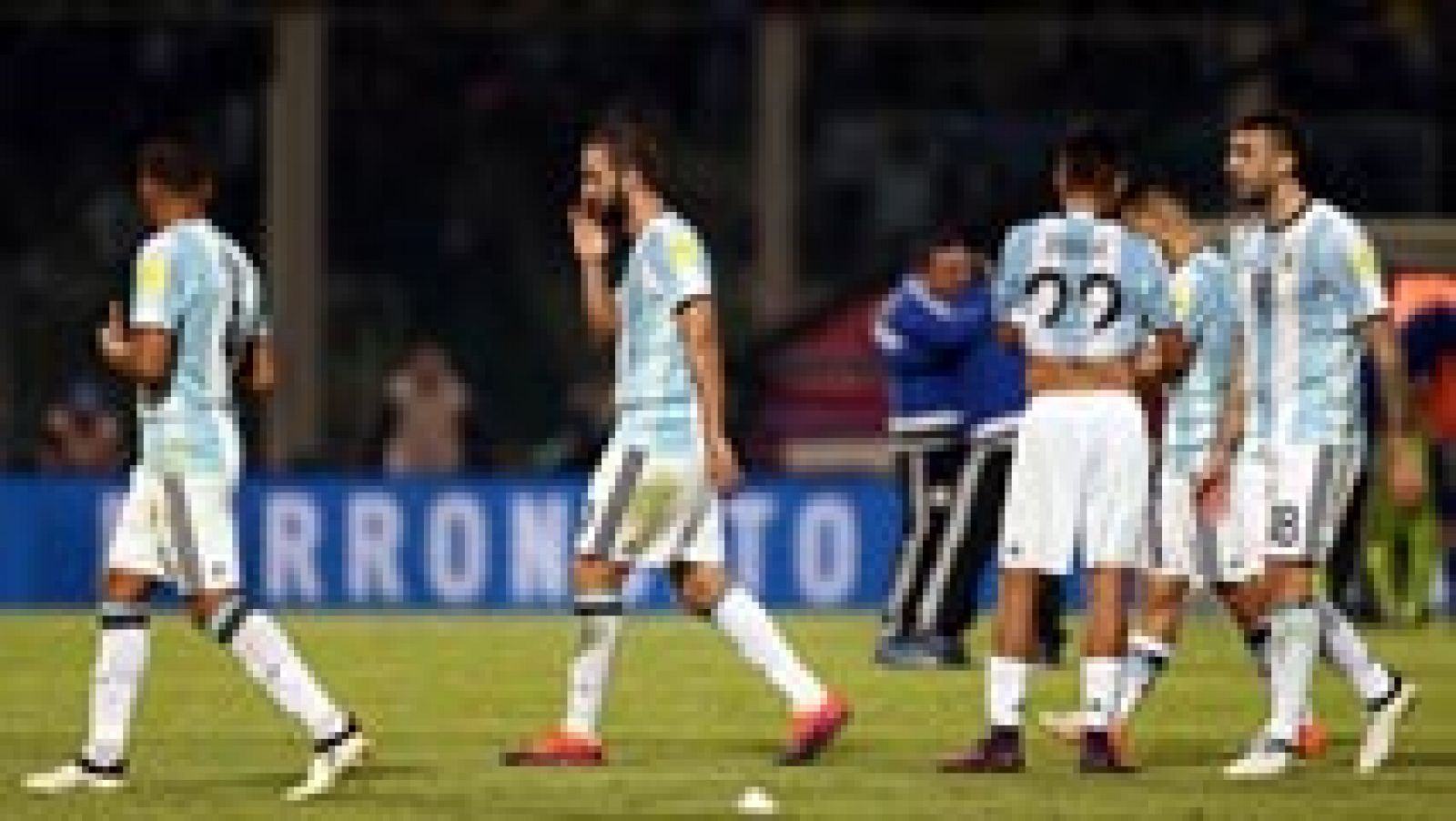 Telediario 1: La prensa argentina culpa a Messi de la derrota de la Albiceleste, a pesar de no jugar | RTVE Play