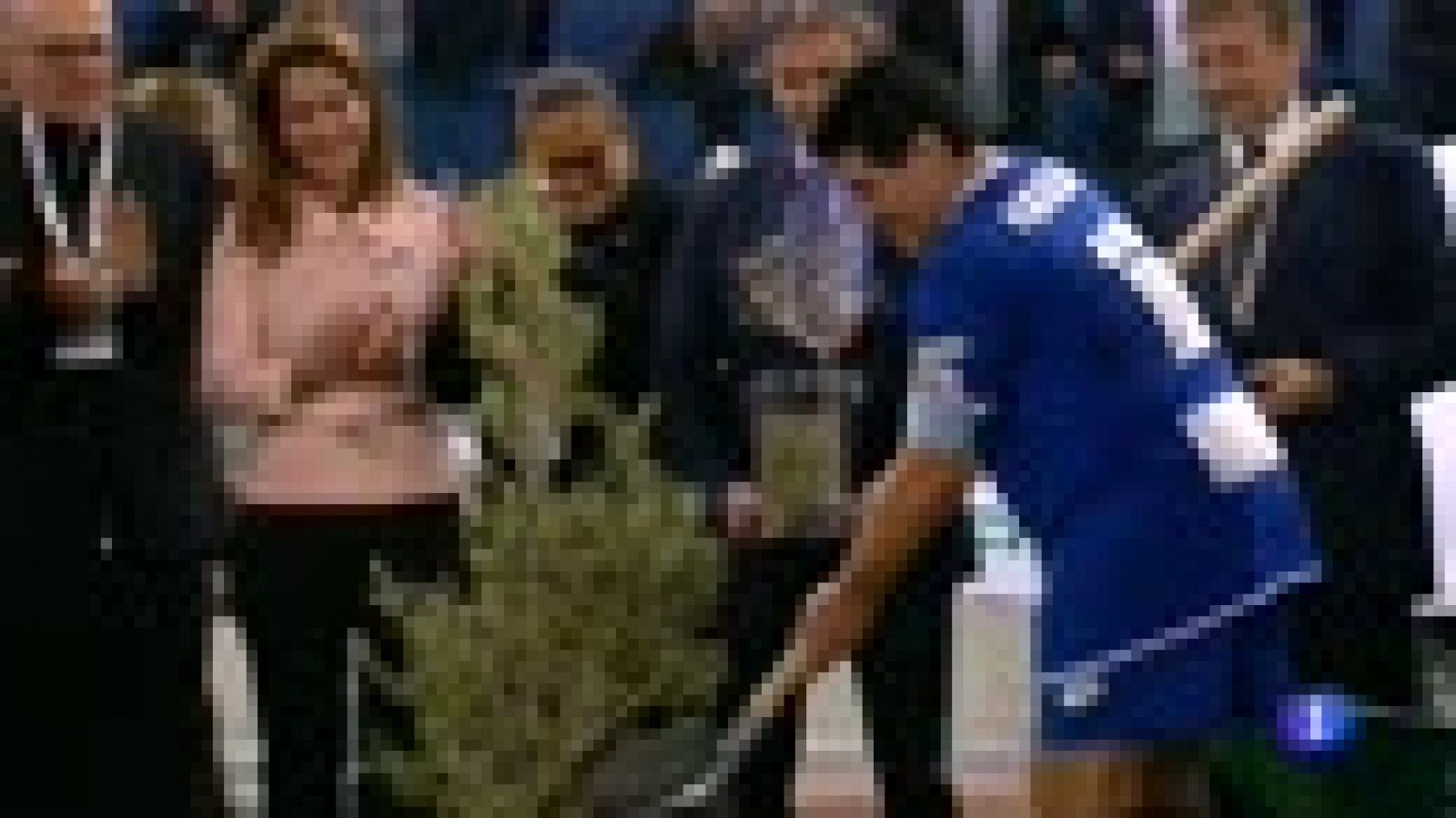 Telediario 1: Maradona y Verón se enzarzan en un partido benéfico | RTVE Play