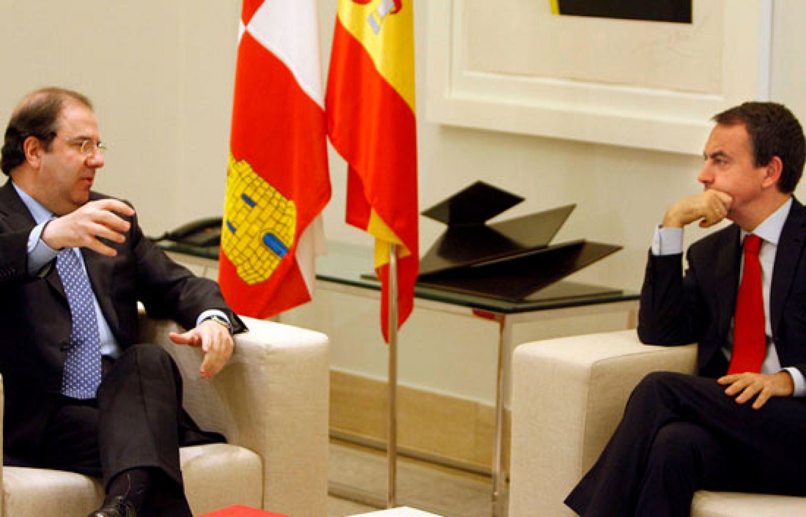  El presidente del Gobierno ha reanudado hoy los contactos con los presidentes autonómicos para exponerles el nuevo modelo de financiación. Por la mañana ha recibido al de Aragón y al de Castilla y León y les ha propuesto un tercer fondo de financiación.