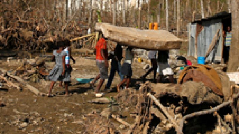 Haití recibe ayudas y se debate en la catástrofe humanitaria tras el paso de Matthew
