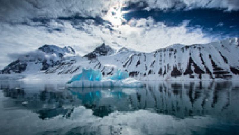 Con el deshielo, los glaciares del Ártico se han reducido en un 40%. Eso significa nuevas oportunidades comerciales en aguas internacionales. Un equipo de TVE ha estado en un barco pesquero a mil kilómetros del Polo Norte.
