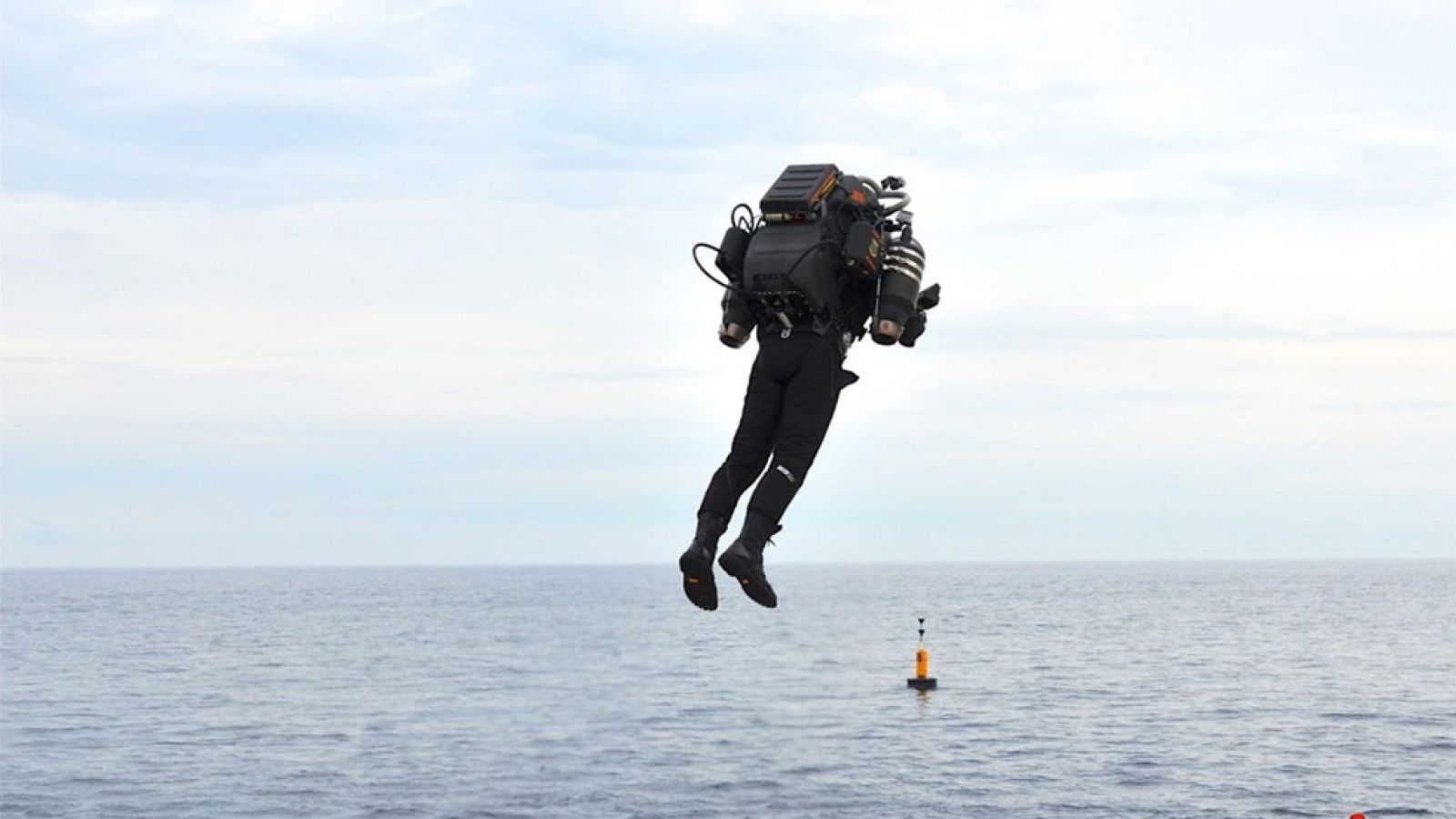 Diez minutos volando sobre la bahía de Mónaco para presentarla oficialmente. Es la última versión de estas mochilas voladoras, denominadas JB10, diseñadas por una empresa norteamericana que quiere producirlas en serie y venderlas.