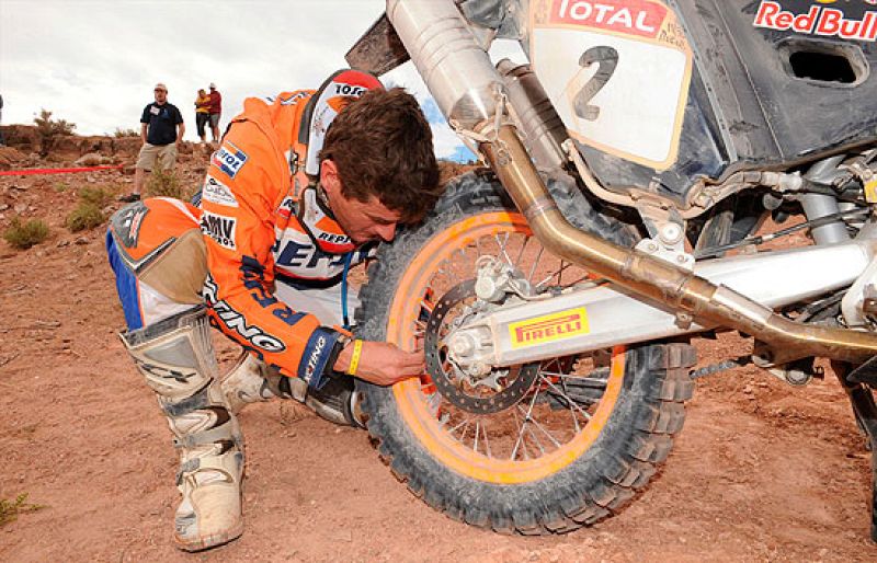 Los mejores momentos de la tercera etapa del Raid Dakar. En coches, Sainz ha sido segundo por detrás de Nasser Al-Attiyah, a pesar de este dato, el piloto español mantiene el liderato en su categoría. Por su parte, Marc Coma en motos ha sido el ganad