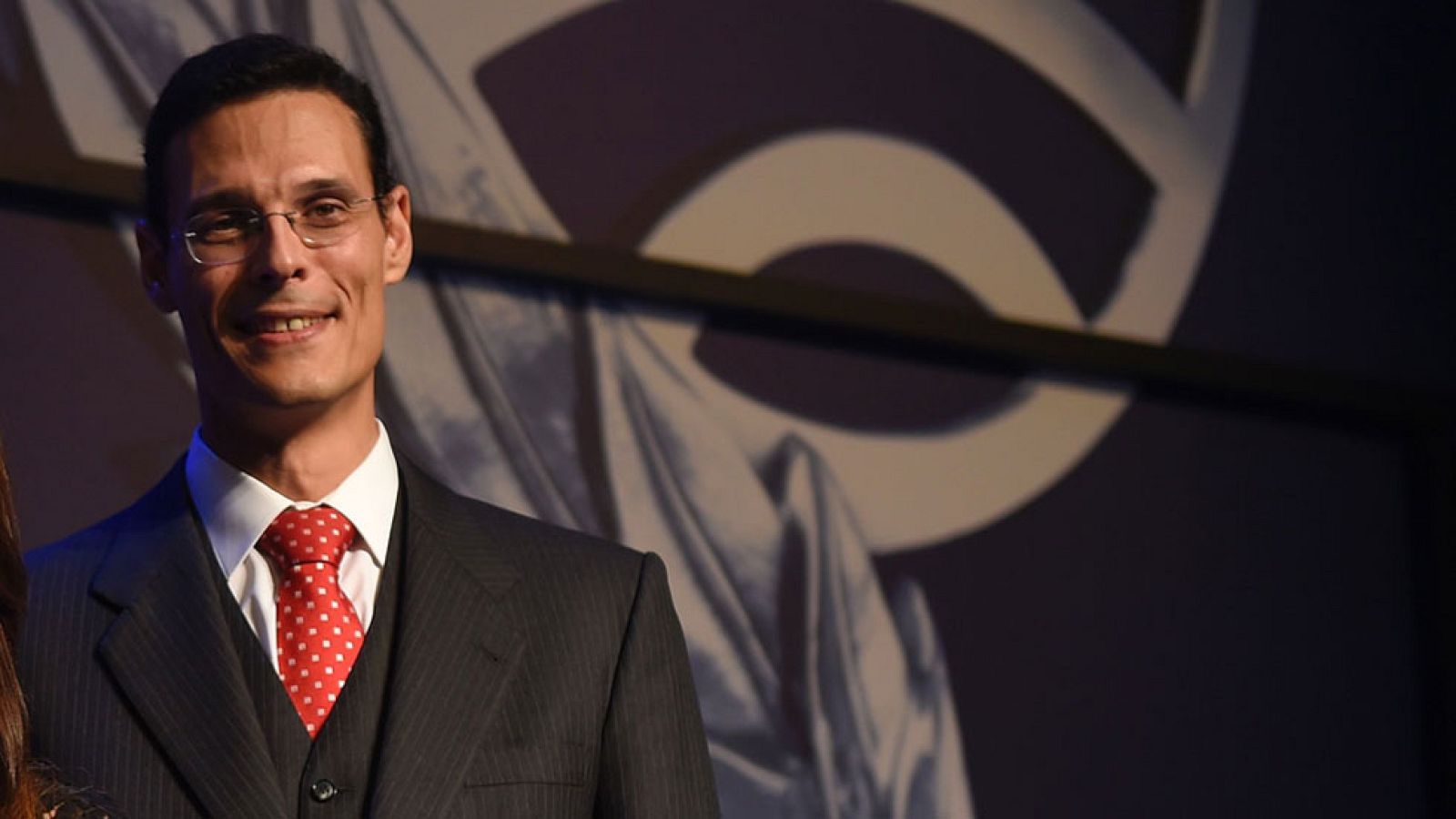 Anuncio del finalista del Premio Planeta 2016 y discurso del ganador, Marcos Chicot. - Informativo 24h | Ver