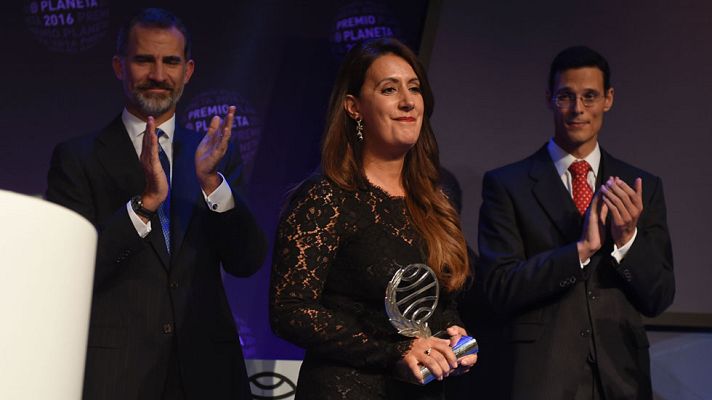 Informativo 24h - Dolores Redondo, Premio Planeta 2016 y Marcos Chicot, finalista.