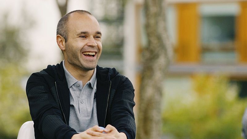 Andrés Iniesta, con Pere Estupinyà