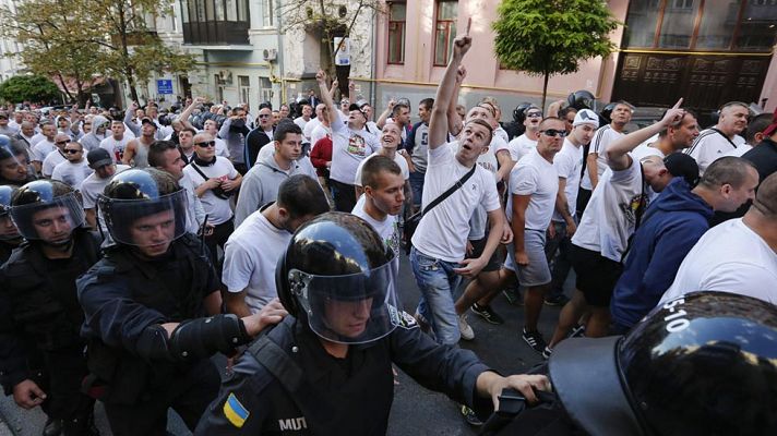 Llegan a Madrid cientos de aficionados del Legia bajo fuertes medidas de seguridad