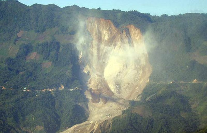  Un derrumbe deja al menos 34 muertos en Guatelama