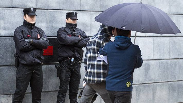 Telediario 1 - Identificadas ocho personas más que participaron en la agresión a dos guardias civiles en Navarra