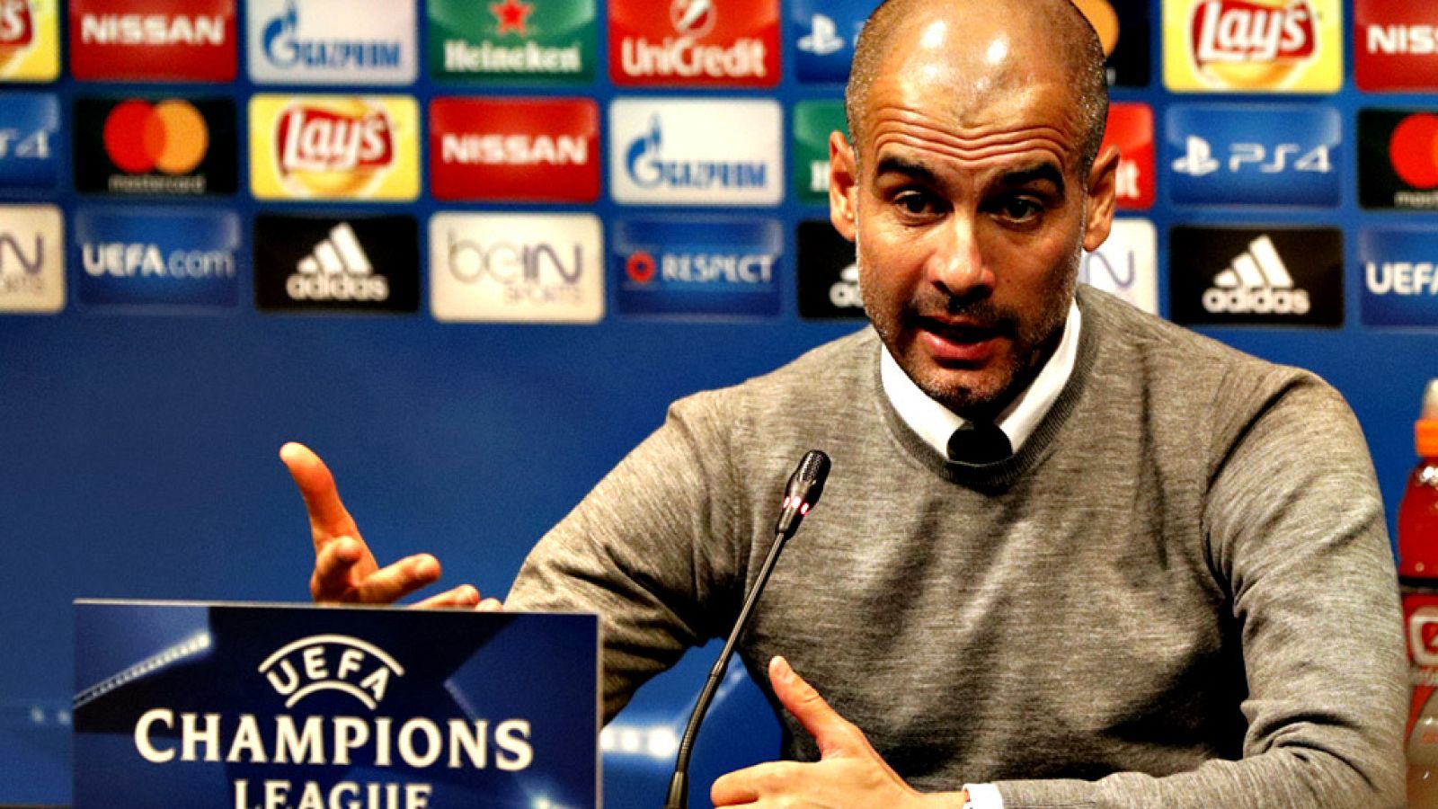 El entrenador del Manchester City, Pep Guardiola, ha asegurado  este martes que no llamó en verano a ningún jugador del FC Barcelona  para ficharlo para el nuevo proyecto 'citizen' a excepción de Claudio  Bravo, a quien fichó, y ha puntualizado que n