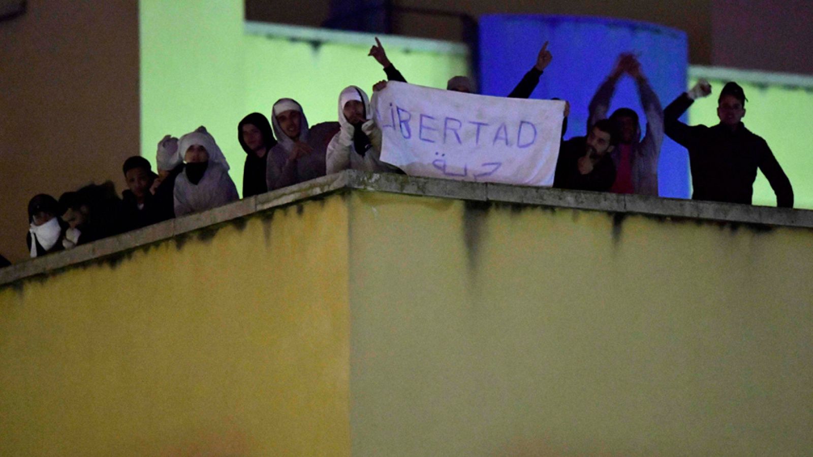 Medio centenar de inmigrantes se amotinan en el Centro de Internamiento de Extranjeros de Aluche en Madrid