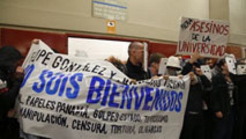 Unos 200 jóvenes boicotean un acto de Felipe González en la Universidad Autónoma de Madrid