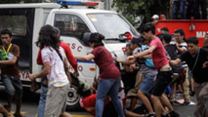 Un coche policial arremete contra decenas de manifestantes ante la embajada de EE.UU. en Filipinas