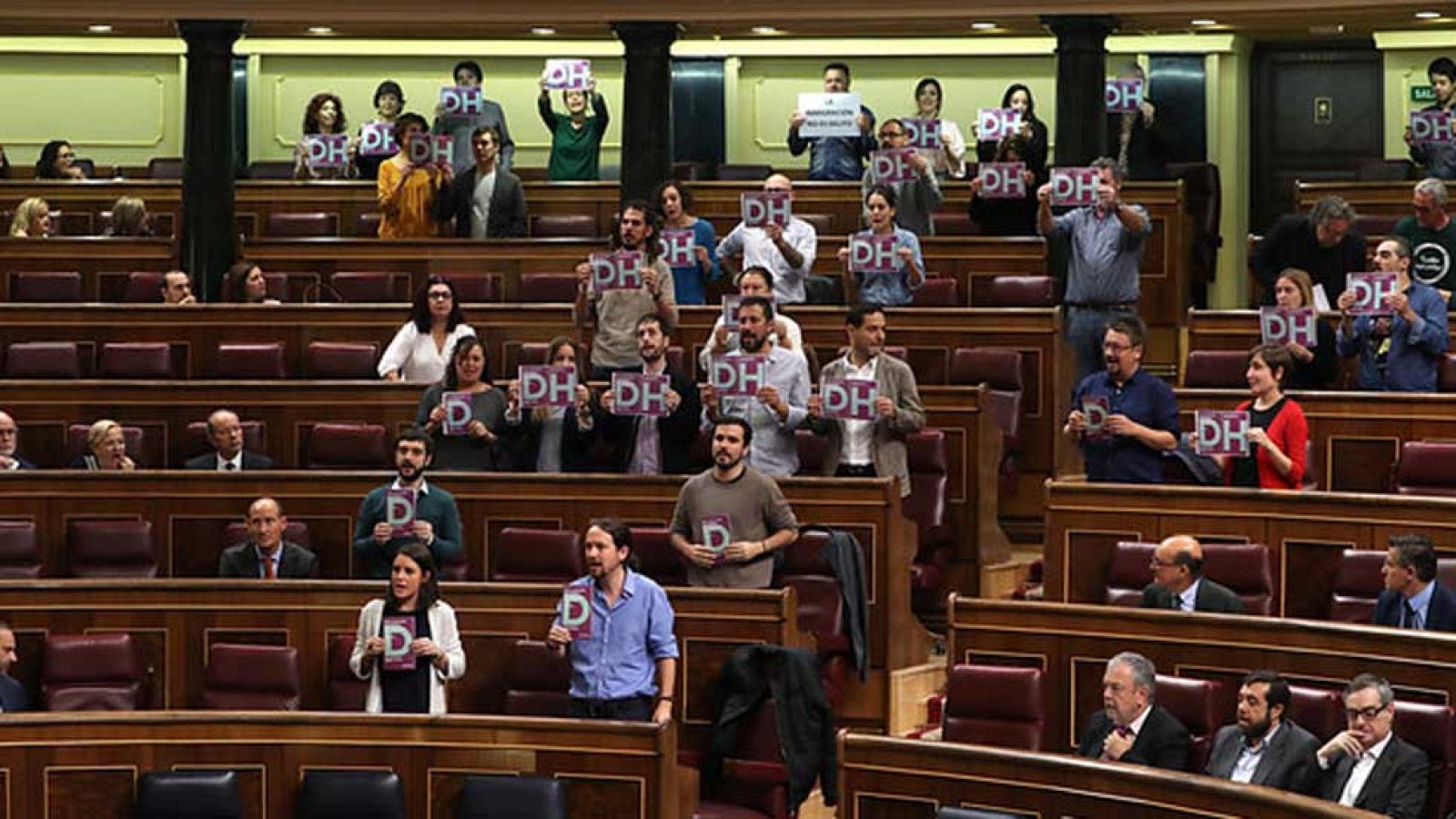 Protesta de los diputados de Unidos Podemos para pedir el cierre de los CIE
