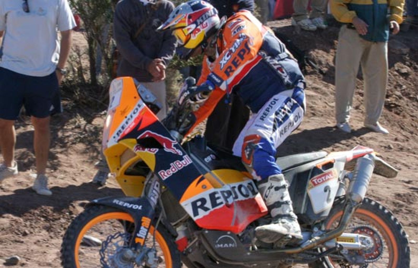 Los españoles Marc Coma, en motos, y Carlos Sainz, en coches, continúan comandando el raid Dakar al término de la cuarta etapa. 