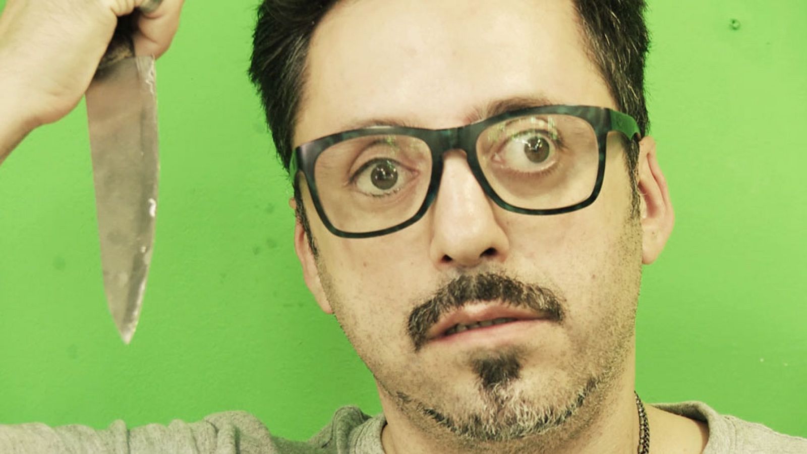 El equipo de Cine Low Cost trata de reproducir una escena de terror y suspense con motivo del estreno de "Mientras duermes" en 'Versión española'. Eso sí, no contaban con la presencia sorpresa de un aterrador desconocido (sin barba).