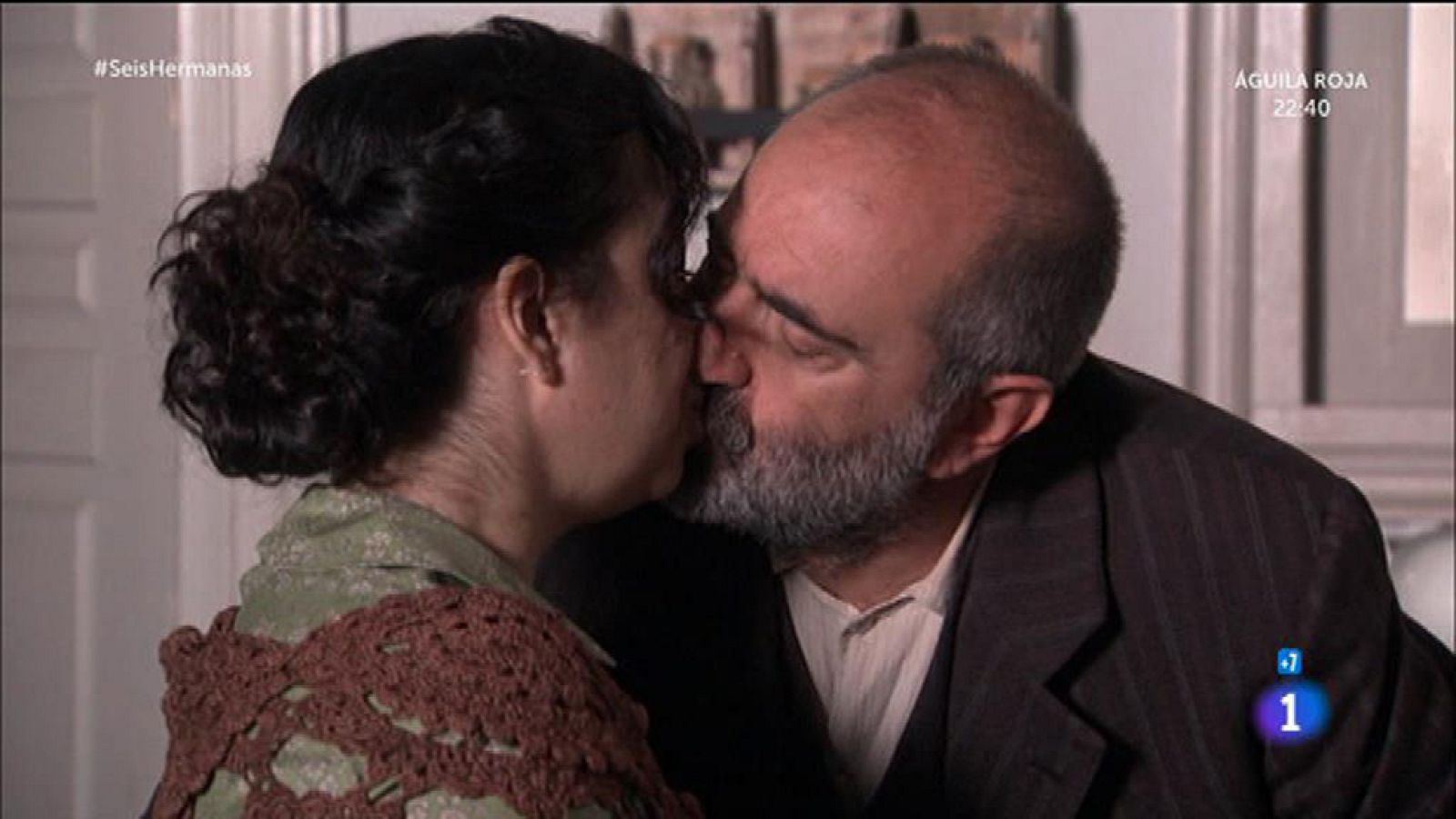 Elpidia le planta un beso a Benjamín y éste le sigue