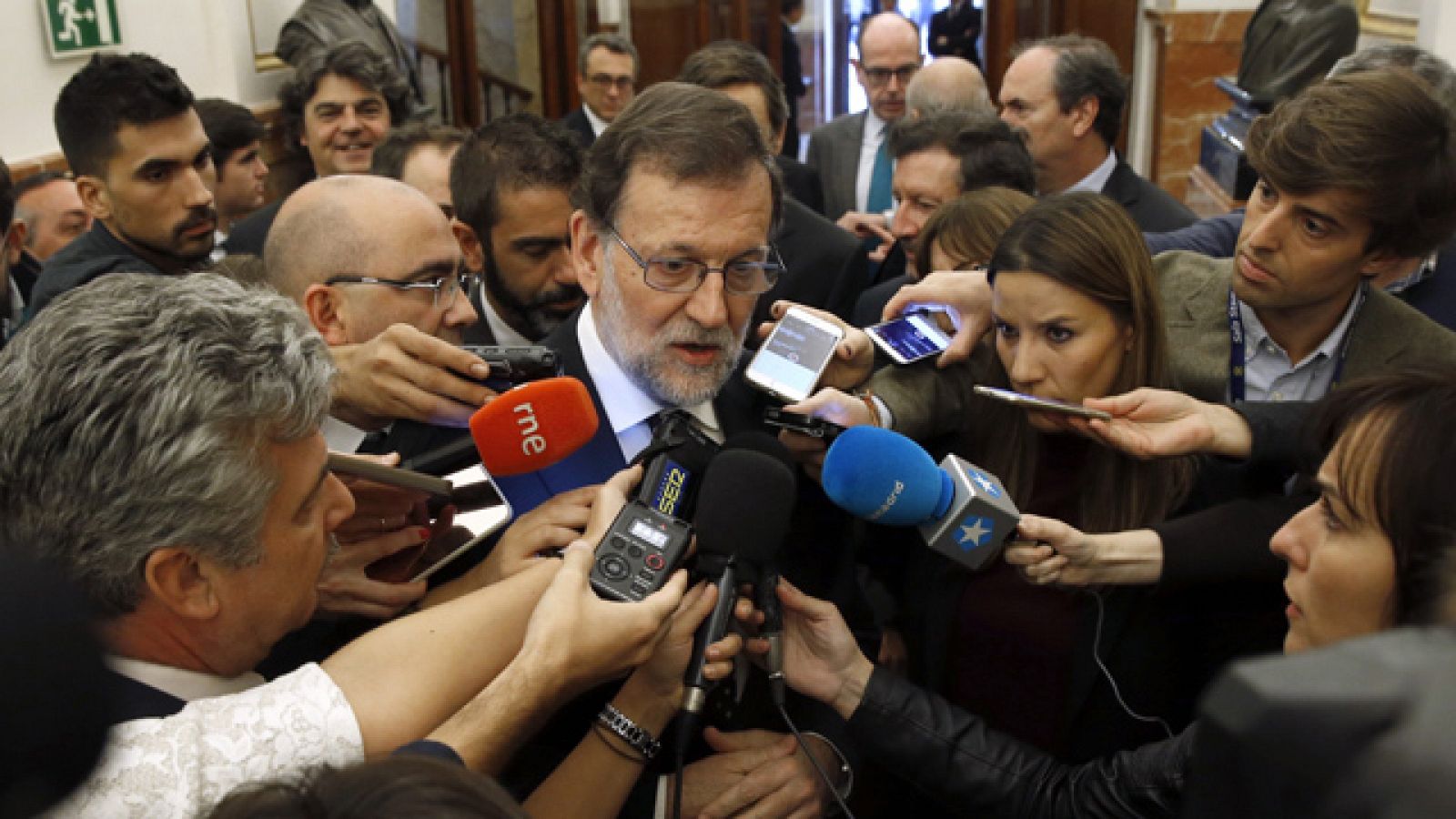 Rajoy expresa su "solidaridad plena" a Felipe González por "no poder hablar"