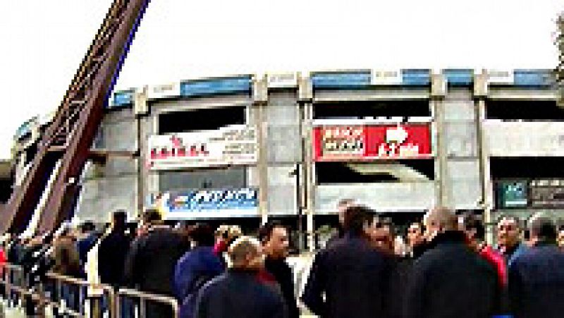 Cientos de aficionados han hecho colas en las taquillas del estadio leonés para hacerse con las primeras entradas que salen a la venta para el partido copero que enfrentará a los locales con el equipo blanco.