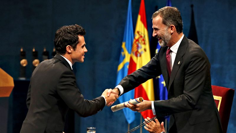 El triatleta Javier Gmez Noya, subcampen olmpico en Londres 2012 y cinco veces campen mundial, ha recibido de manos del rey el Premio Princesa de Asturias 2016 de los Deportes, que se le ha concedido por su "brillante palmars" y sus valores de "