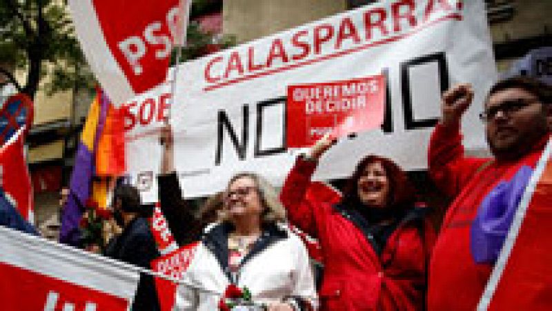 Militantes socialistas se concentran en Ferraz a favor del no a Rajoy