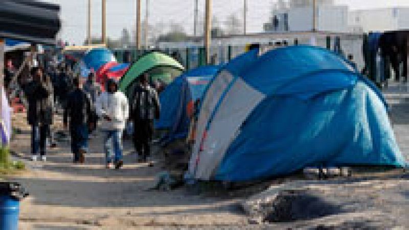 Crece la tensión en el campamento de inmigrantes de Calais, en el norte de Francia