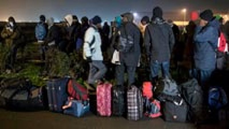 Crisis de los refugiados - La Polica francesa comienza a desalojar el campamento de migrantes de Calais