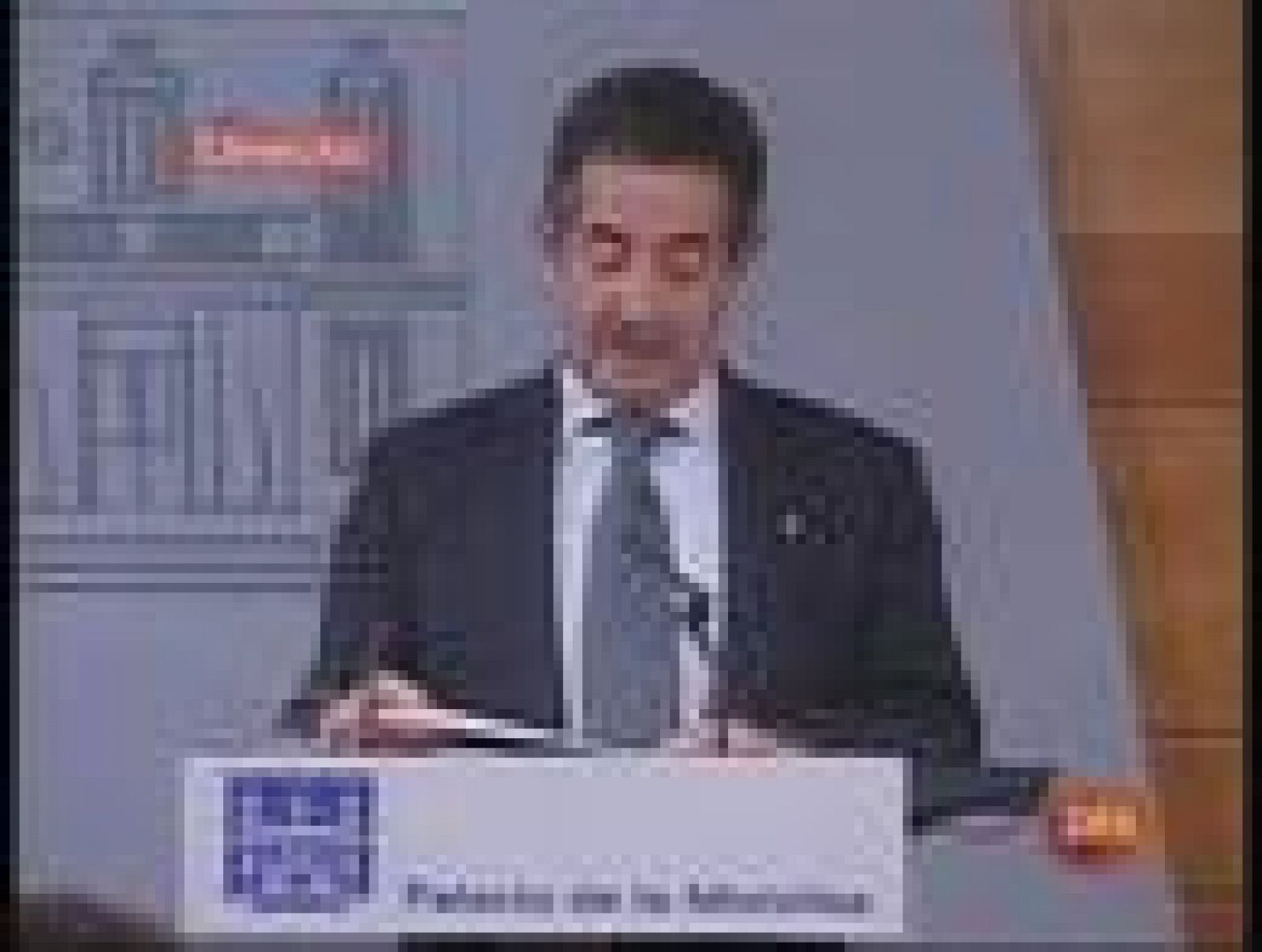 Revilla regala a Zapatero el dibujo de un urogallo | Ver