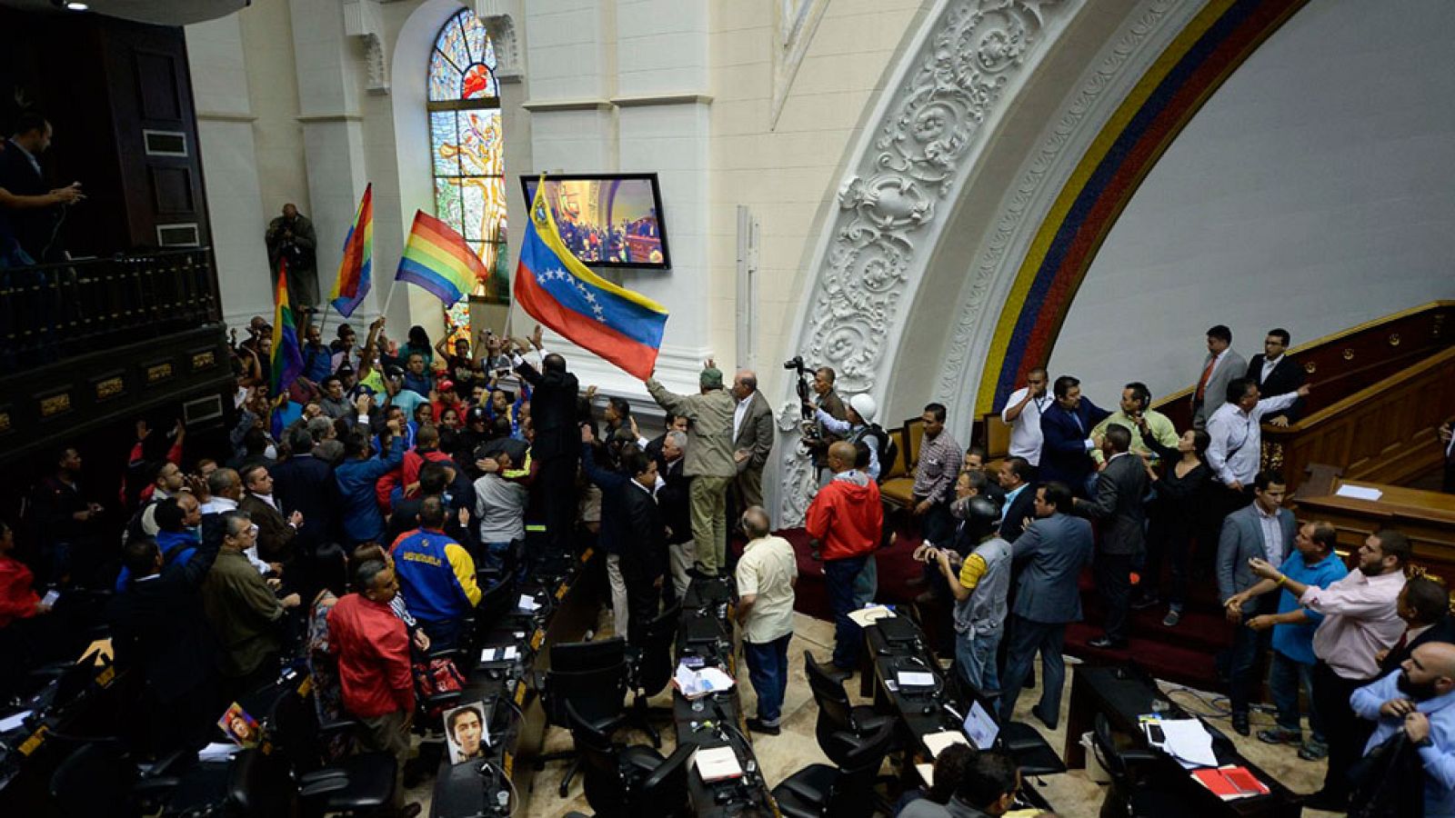 Enfrentamientos en la Asamblea Nacional de Venezuela cuando se debatía el referéndum revocatorio contra Maduro