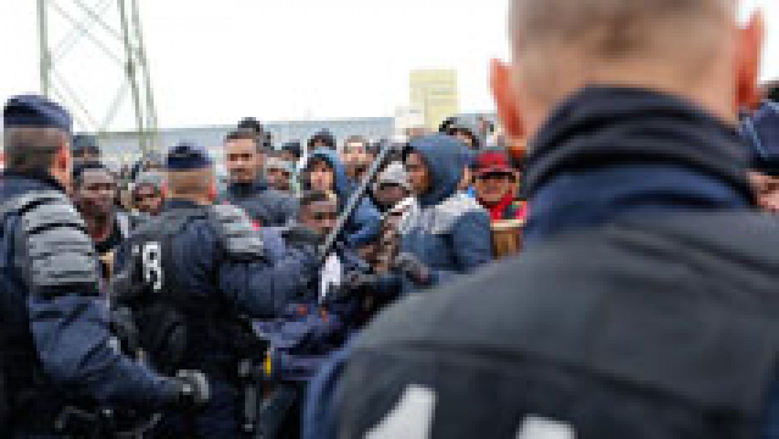 Telediario 1: La Policía francesa desaloja el campamento de refugiados de Calais  | RTVE Play