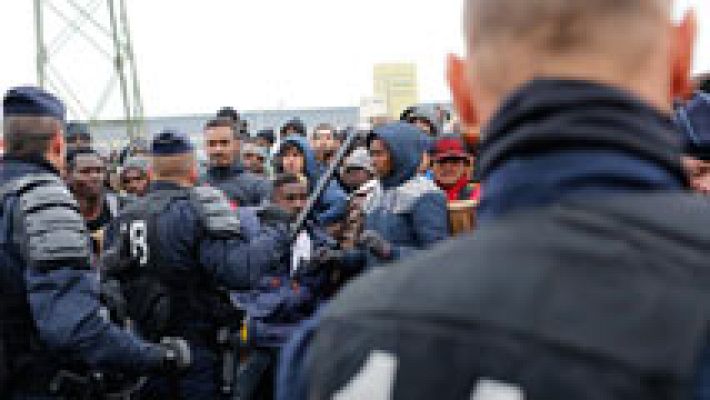 Telediario 1 - La Policía francesa desaloja el campamento de refugiados de Calais 