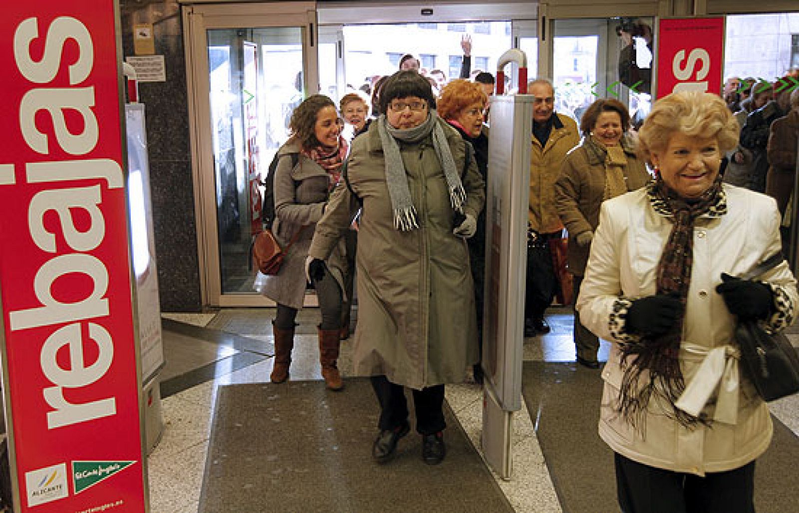 Este miércoles han comenzando las rebajas de enero con la tradicional imagen de la gente esperando la apertura de unos grandes almacenes para correr tras la ganga.