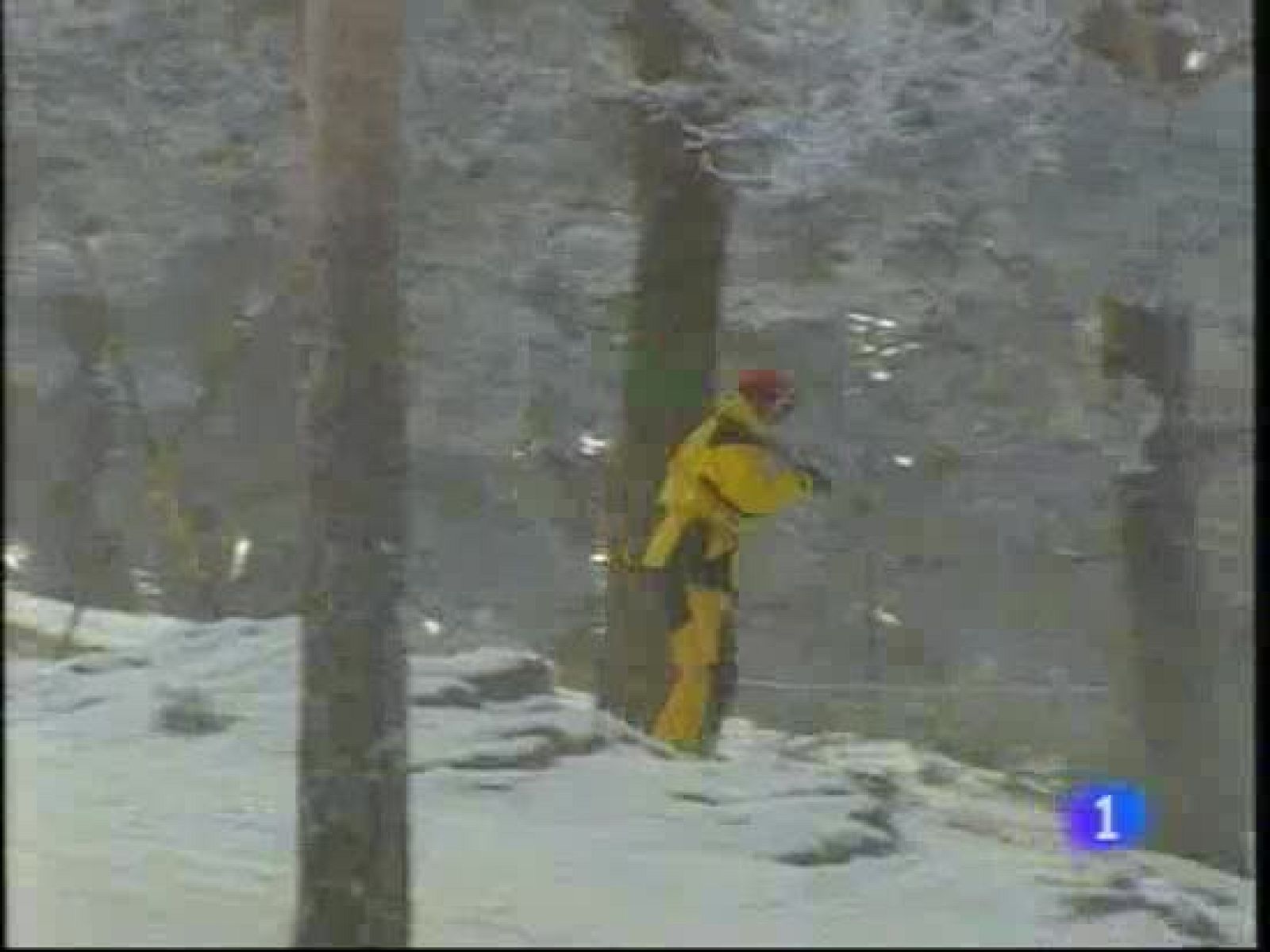 Los esquiadores vuelven a esquiar en la pista central de bola del mundo de Navacerrada que llevaba años sin nieve
