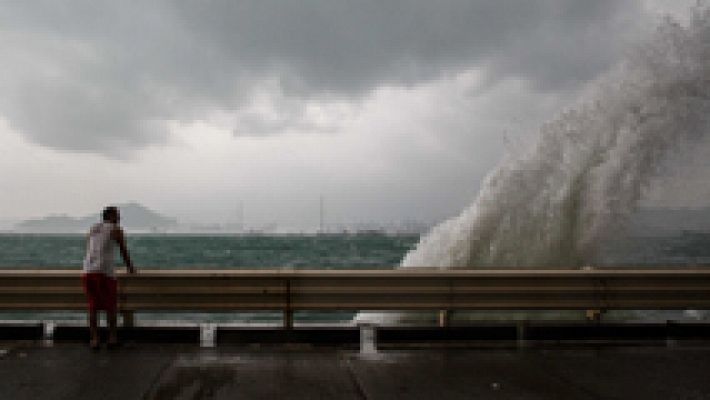 Alerta por lluvias y olas en una docena de provincias