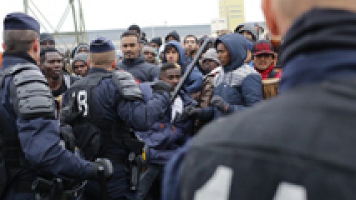 La Policía francesa desaloja el campamento de refugiados de Calais 