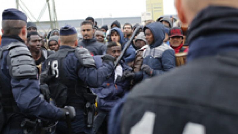 La Polica francesa desaloja el campamento de refugiados de Calais 