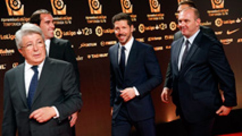 El Atlético de Madrid fue el gran triunfador de la gala de la Liga, que coronó a Griezmann como mejor jugador del torneo, además de elegir a Simeone como mejor entrenador, Oblak mejor portero y Godín mejor defensa.