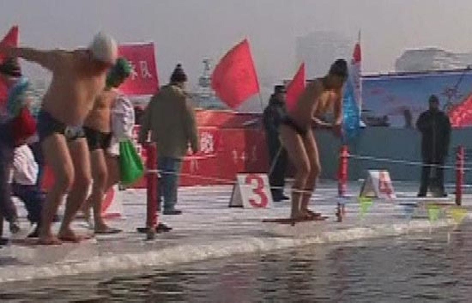 Cientos de personas se dan un chapuzón en un lago helado en China, en una tradicional carrera conocida como la de los 'osos polares'.  